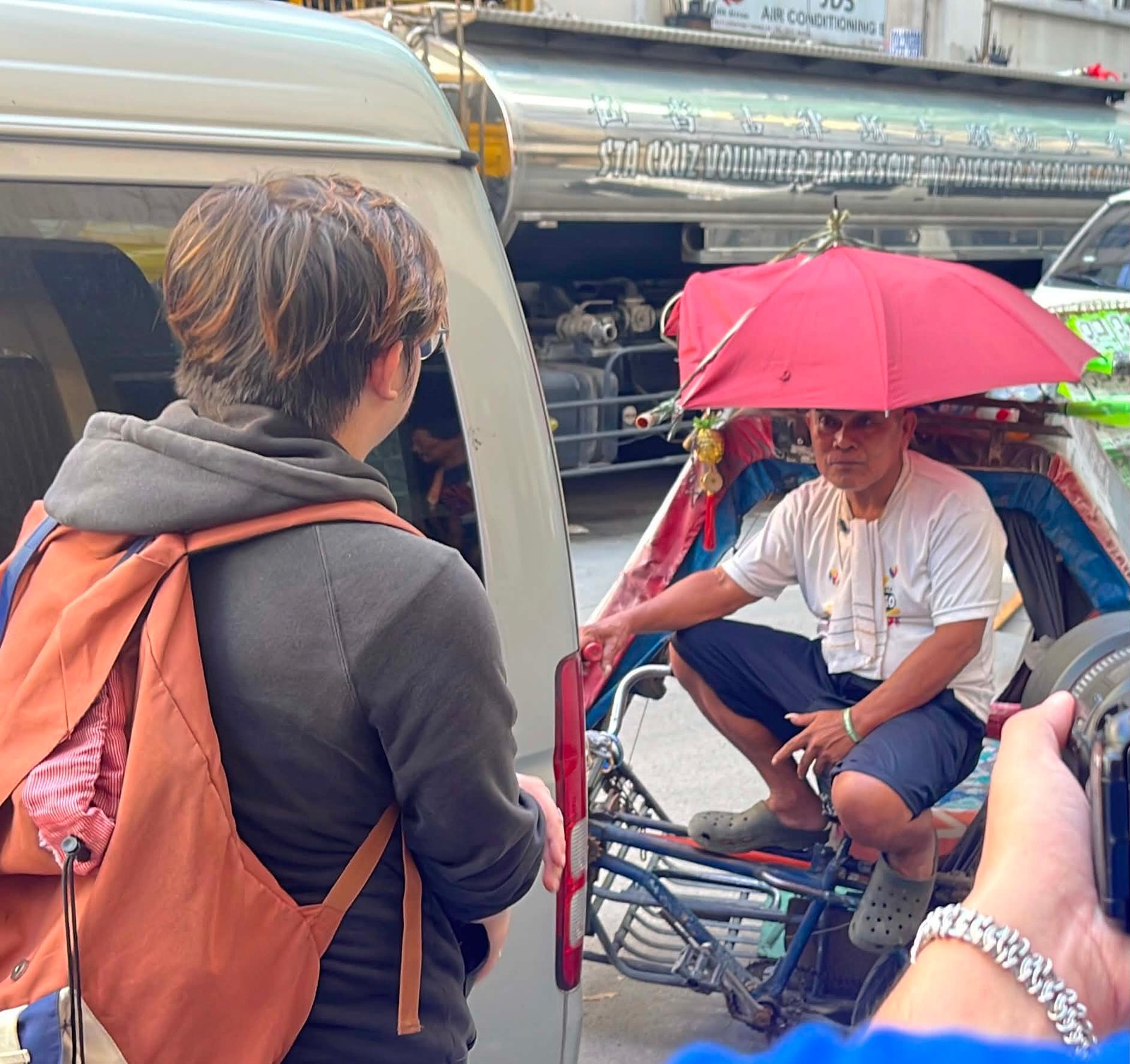 Passenger talking with a pedicab driver