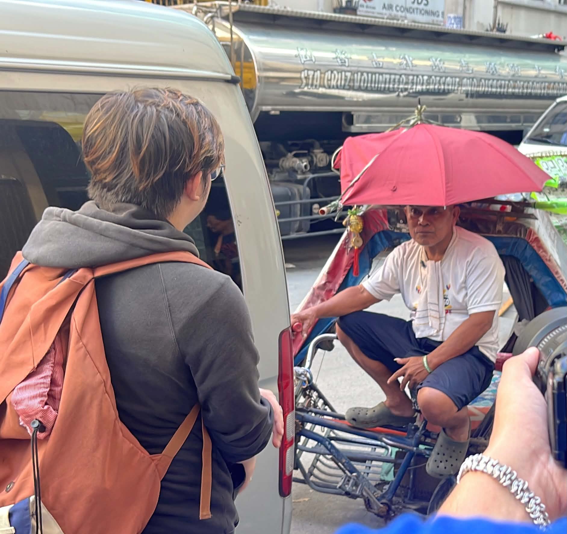 Passenger talking with a pedicab driver